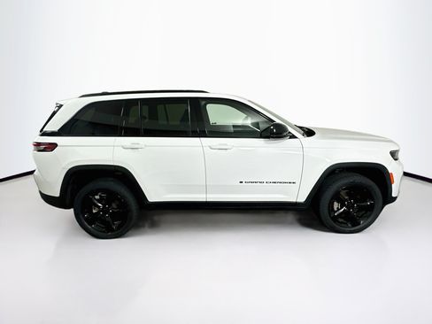 Used 2023 Jeep Grand Cherokee Altitude RWD image 10