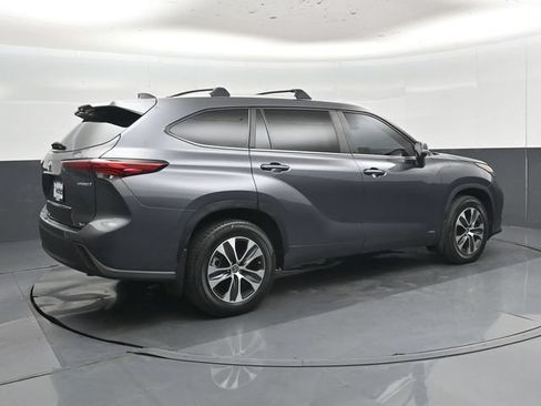 Used 2023 Toyota Highlander XLE AWD/4WD image 3