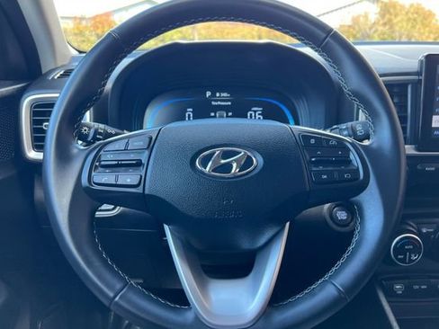 Used 2025 Hyundai Venue SEL image 25