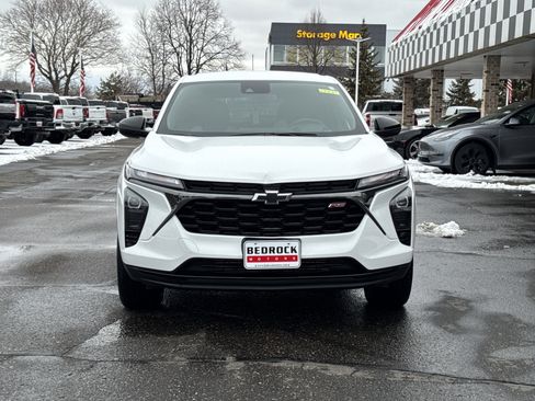 Used 2025 Chevrolet Trax RS w/ Driver Confidence Package image 2