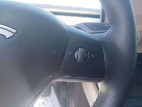 Used 2022 Tesla Model Y Long Range image 23