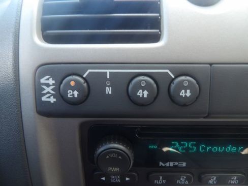 Used 2005 Chevrolet Colorado LS w/ Power Convenience Package AWD/4WD image 18