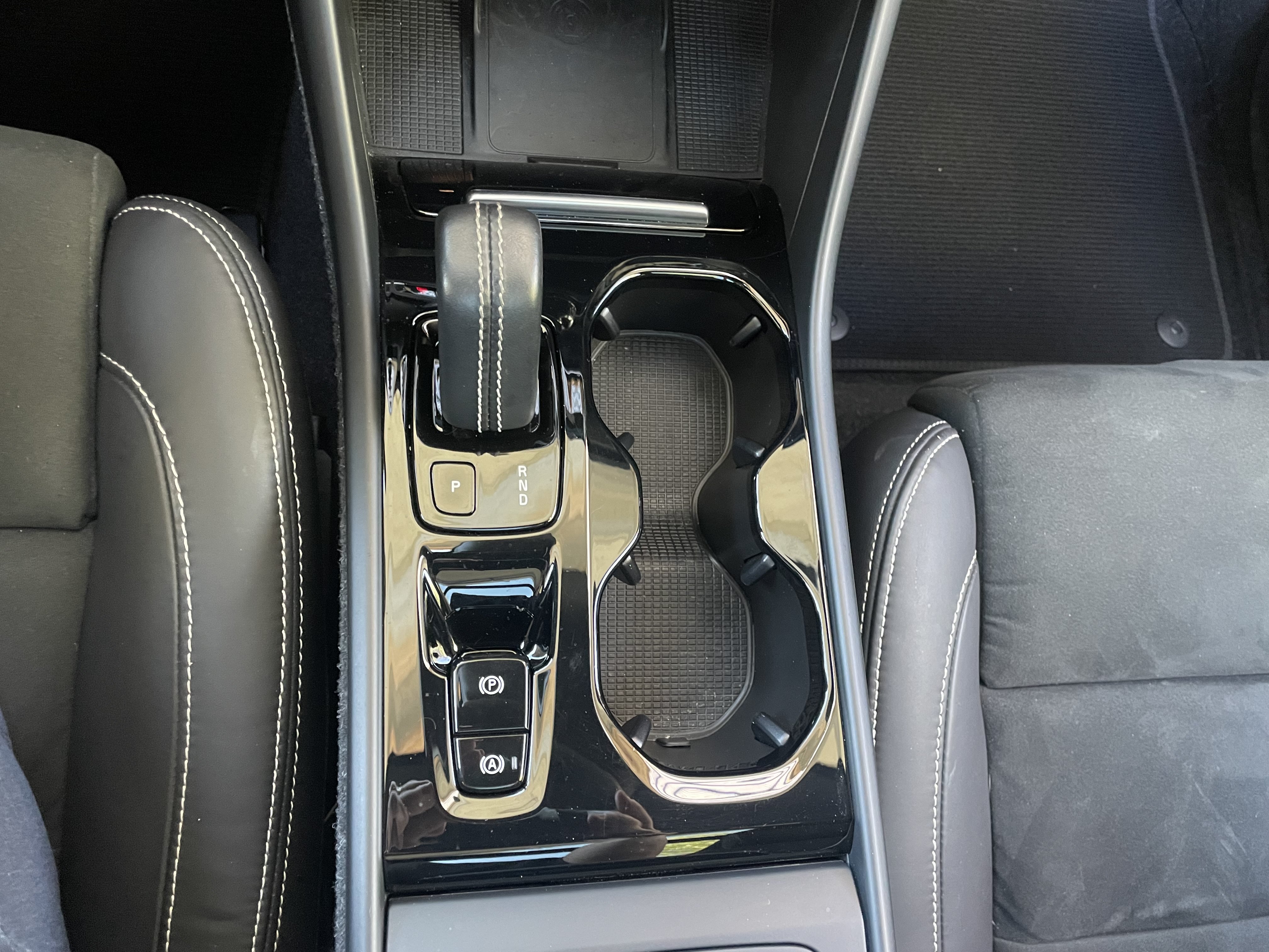 Used 2022 Volvo XC40 T5 R-Design w/ Advanced Package AWD/4WD image 10