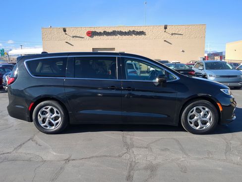Used 2024 Chrysler Pacifica Limited image 2