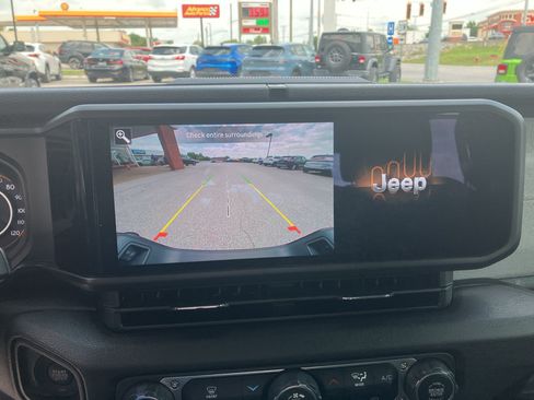 Used 2025 Jeep Gladiator Sport AWD/4WD image 11