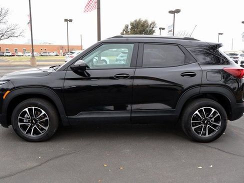 Used 2025 Chevrolet TrailBlazer LT image 2