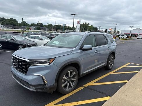 Used 2025 Honda Pilot Touring image 2