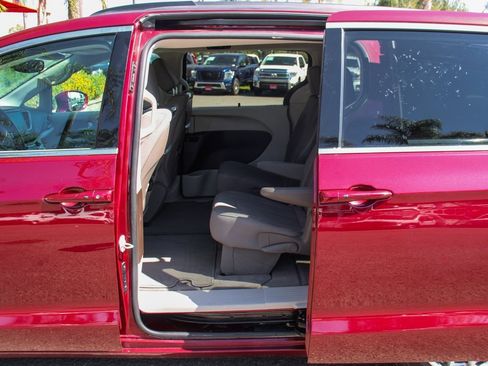 Used 2021 Chrysler Pacifica Touring w/ Uconnect Theater Family Group image 31