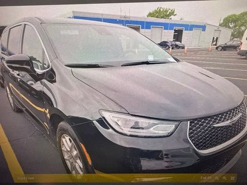 Used 2025 Chrysler Pacifica Select FWD image 3