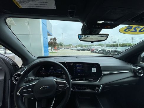 Used 2025 Chevrolet Equinox LT w/ Safety and Technology Package FWD image 11