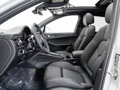 Used 2025 Porsche Macan image 6