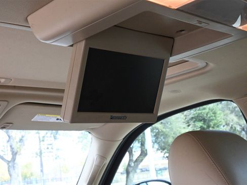 Used 2011 Cadillac Escalade Luxury image 16