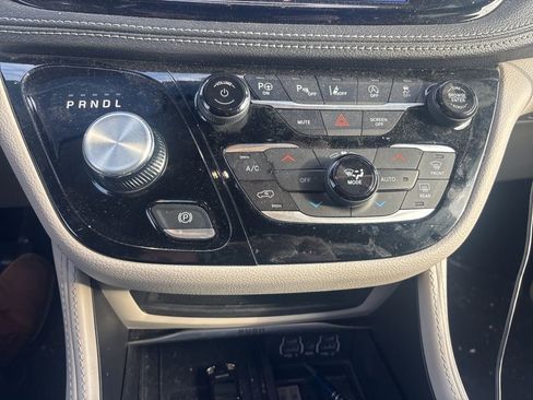 Used 2024 Chrysler Pacifica Limited image 12