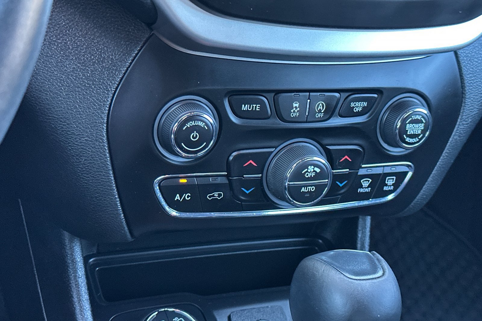 Used 2019 Jeep Cherokee Trailhawk AWD/4WD image 22