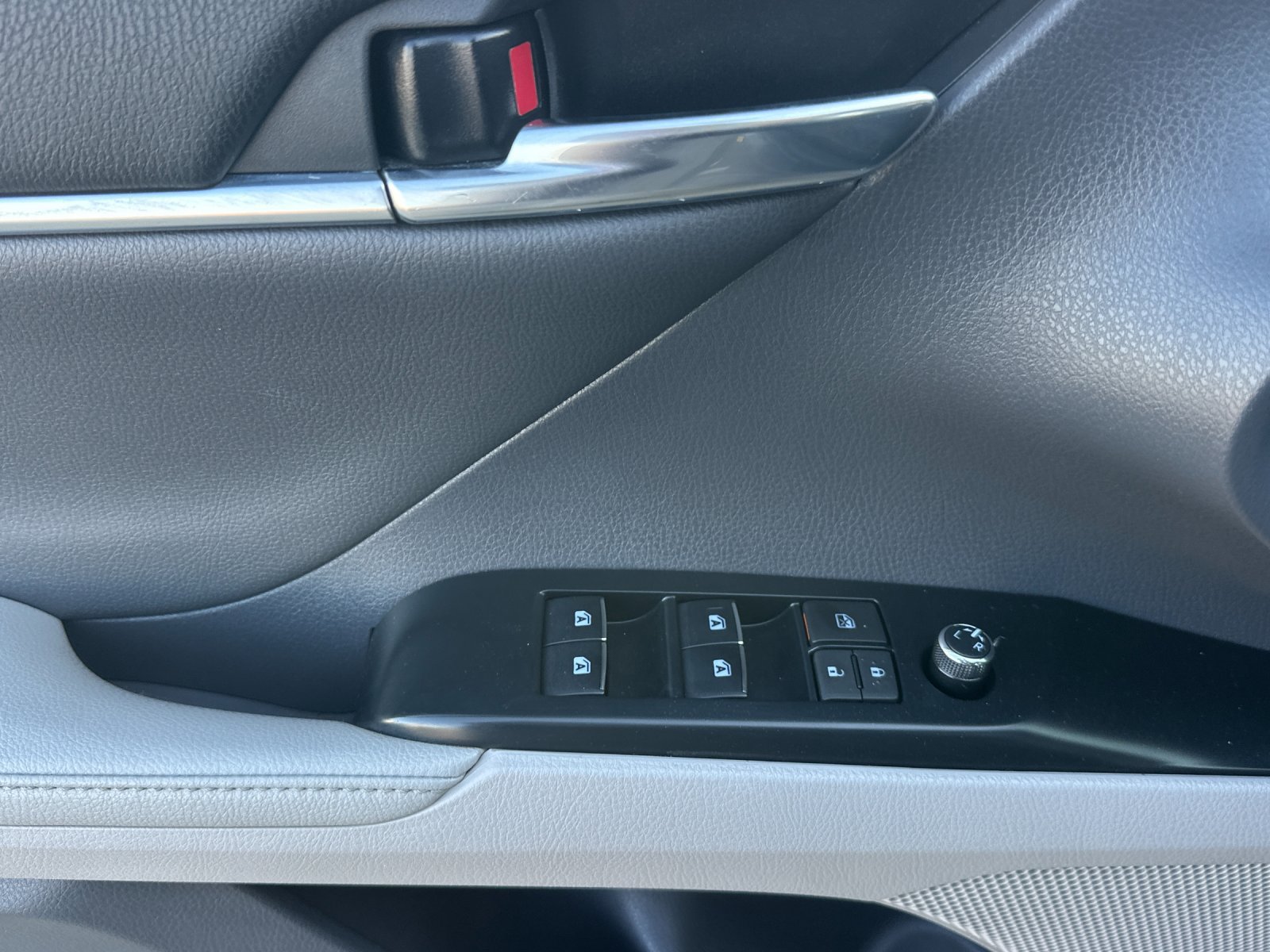 Used 2019 Toyota Camry XLE w/ 4 Season Floor Mat Package FWD image 11