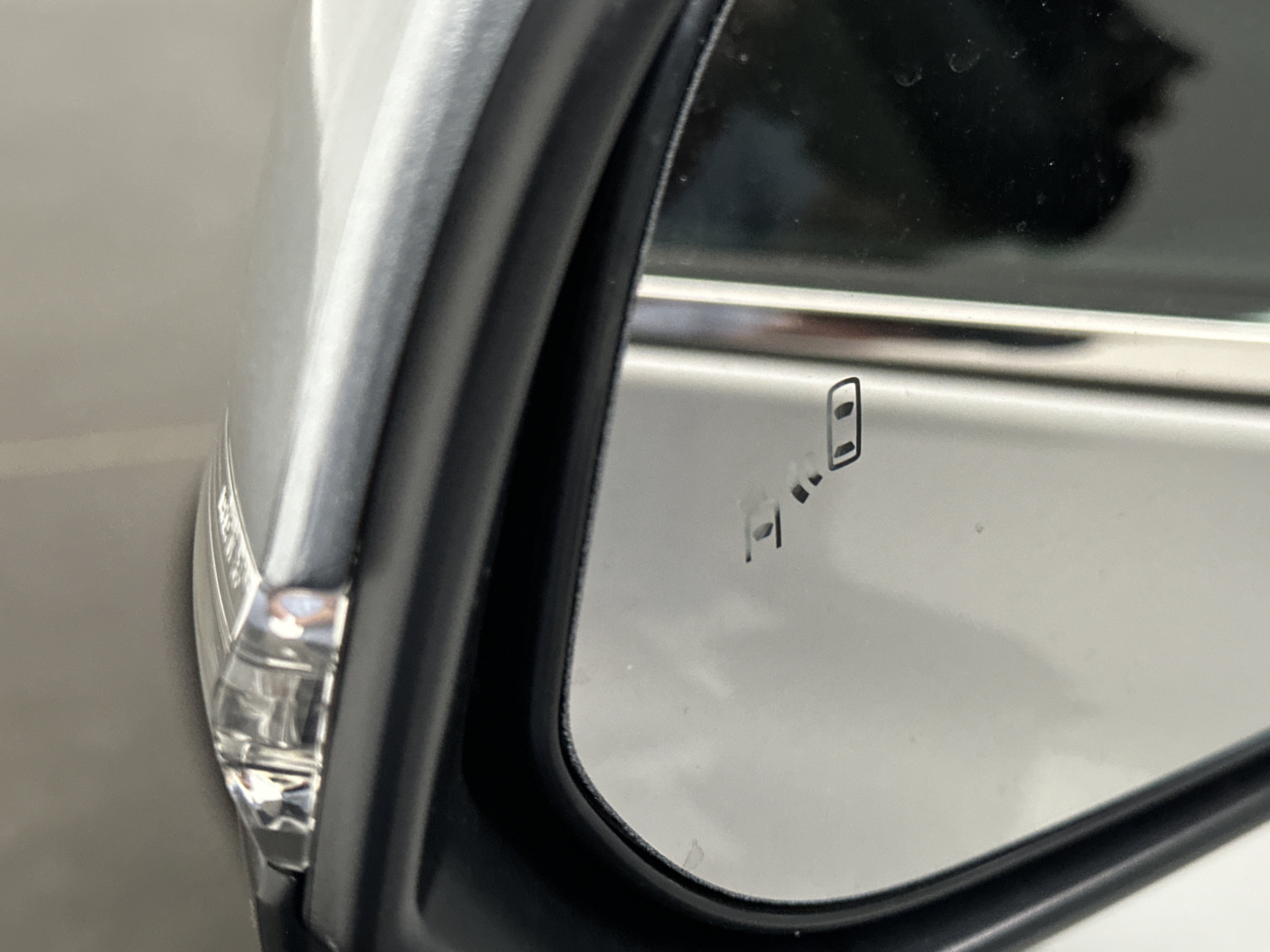 Used 2023 Toyota Highlander LE FWD image 5
