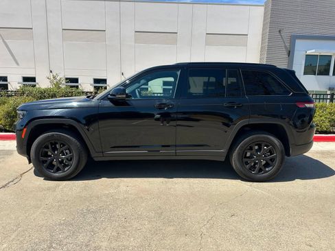 Used 2025 Jeep Grand Cherokee Altitude AWD/4WD image 5