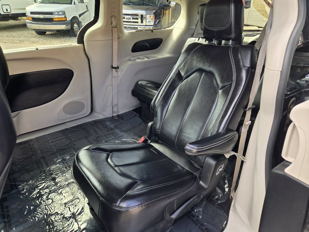 Used 2022 Chrysler Pacifica Touring-L FWD image 17