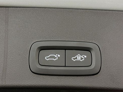 Used 2025 Volvo XC40 B5 Plus image 32