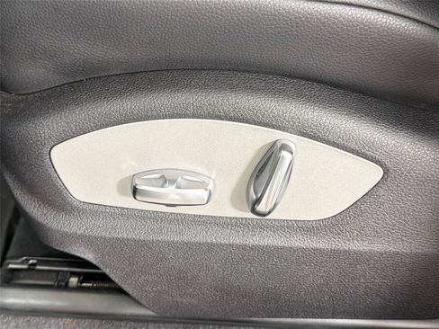 Certified 2025 Porsche Macan AWD/4WD image 32