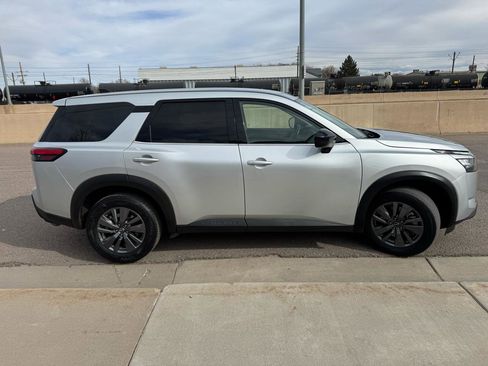 Used 2025 Nissan Pathfinder S image 7