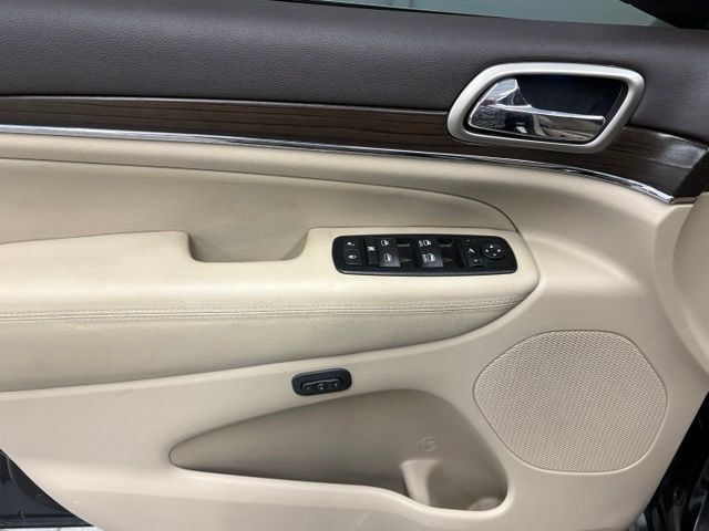 Used 2014 Jeep Grand Cherokee Overland w/ Advanced Technology Group AWD/4WD image 17