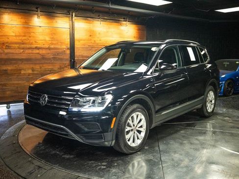 Used 2018 Volkswagen Tiguan SE w/ Panoramic Sunroof Package FWD image 2