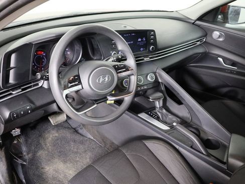 Used 2021 Hyundai Elantra SE image 23