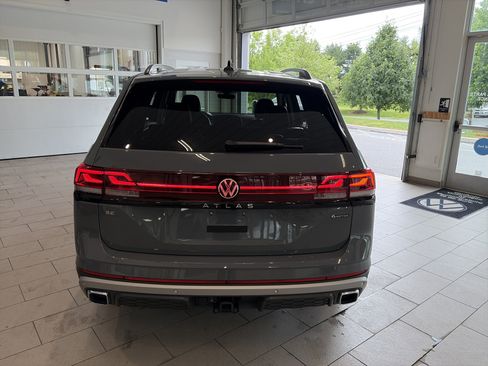 Used 2024 Volkswagen Atlas Peak Edition SE AWD/4WD image 5