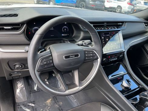 Used 2023 Jeep Grand Cherokee Laredo w/ Luxury Tech Group I image 9