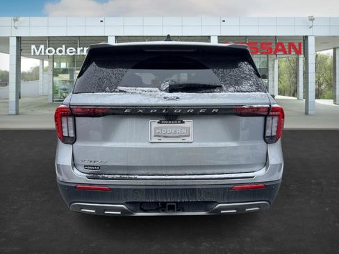 Used 2025 Ford Explorer Active w/ Active Comfort Package image 4