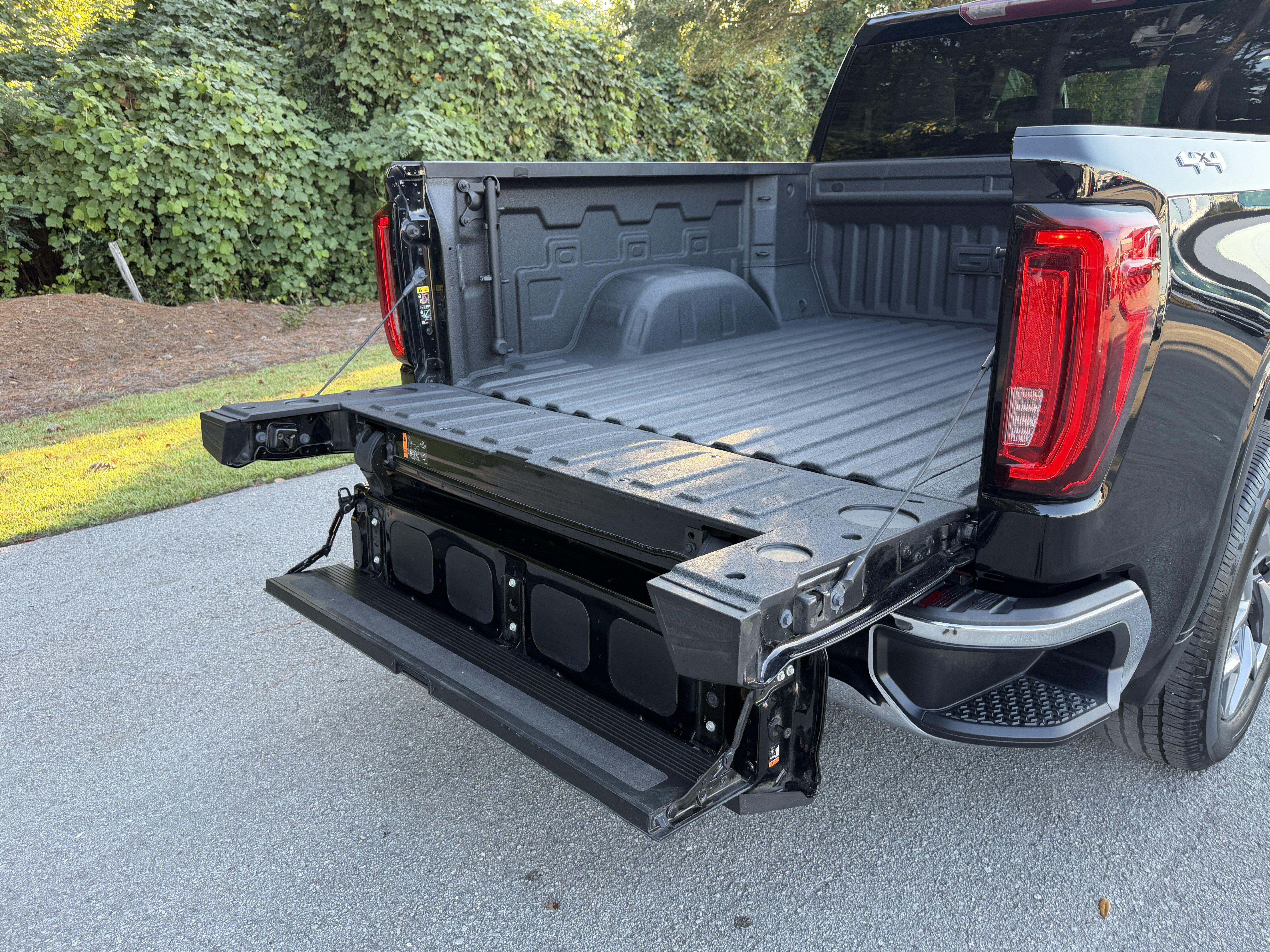 Used 2022 GMC Sierra 1500 SLT w/ SLT Convenience Package AWD/4WD image 11