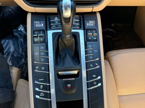 Used 2021 Porsche Macan image 23