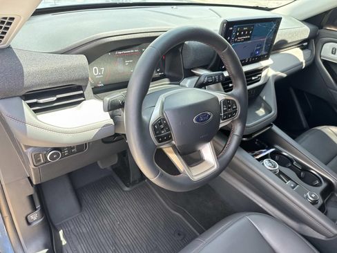 Used 2025 Ford Explorer Active w/ Active Comfort Package RWD image 17