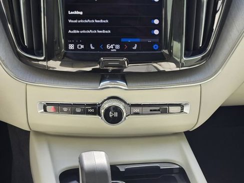 Used 2023 Volvo XC60 B5 Plus image 20