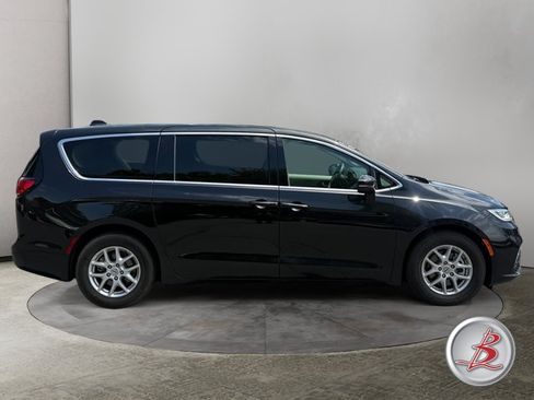 Used 2023 Chrysler Pacifica Touring-L FWD image 8