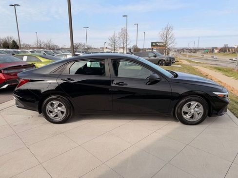 Used 2025 Hyundai Elantra SE FWD image 6