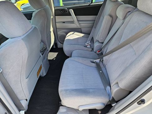 Used 2012 Toyota Highlander 4WD w/ Tow Pkg image 11