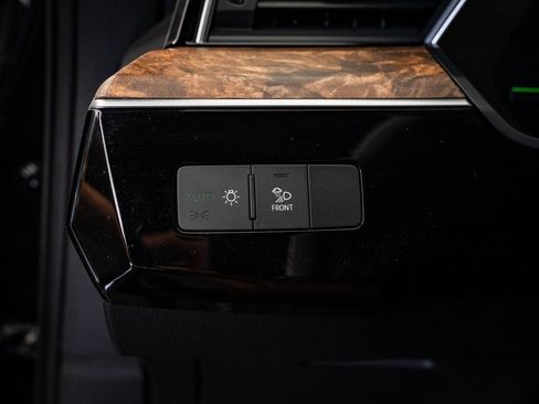 Used 2022 Audi e-tron Premium w/ Convenience Plus Package image 42