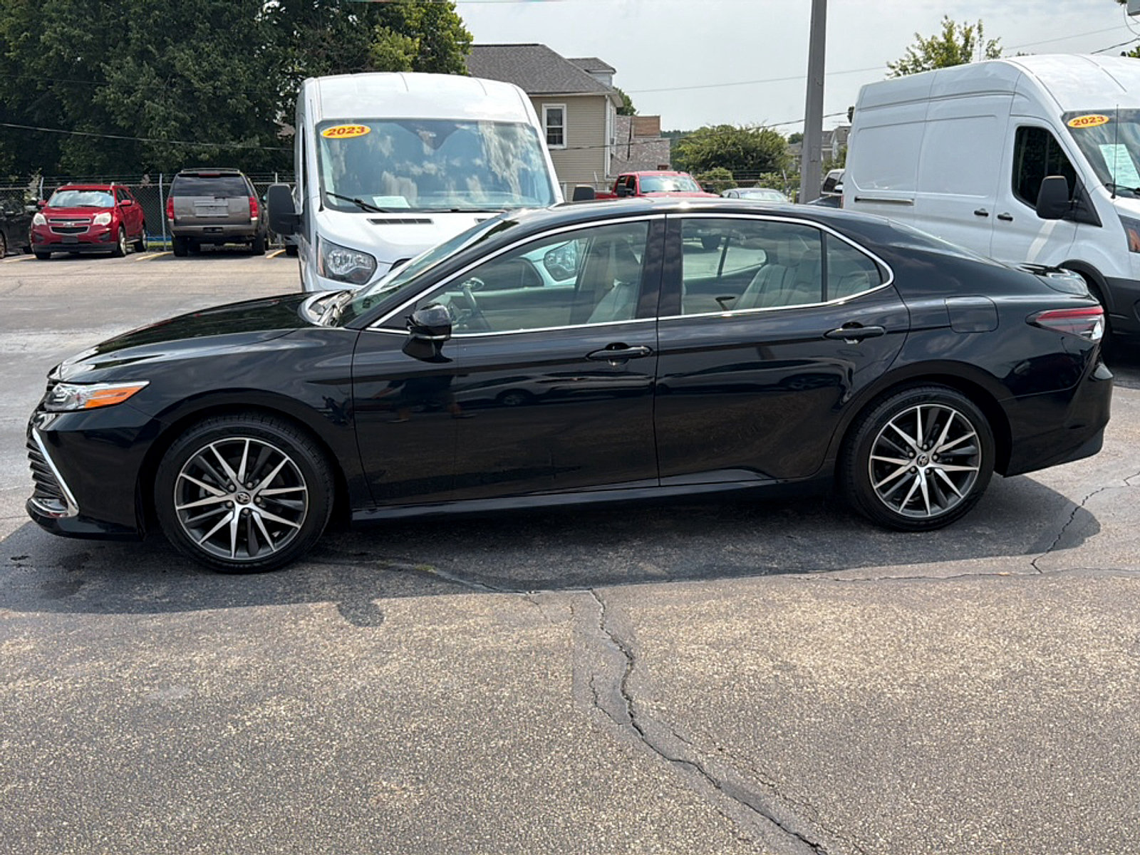 Used 2022 Toyota Camry XLE w/ Navigation Upgrade Package FWD image 4