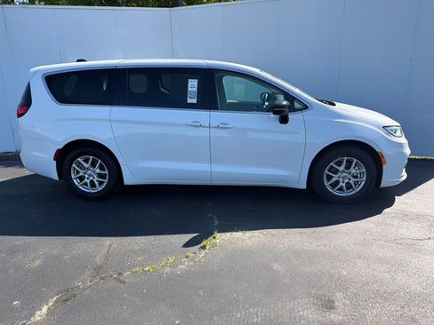 Used 2024 Chrysler Pacifica Touring-L FWD image 2