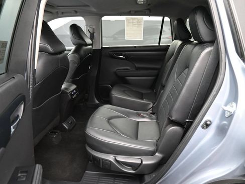 Used 2024 Toyota Highlander XLE AWD/4WD image 15