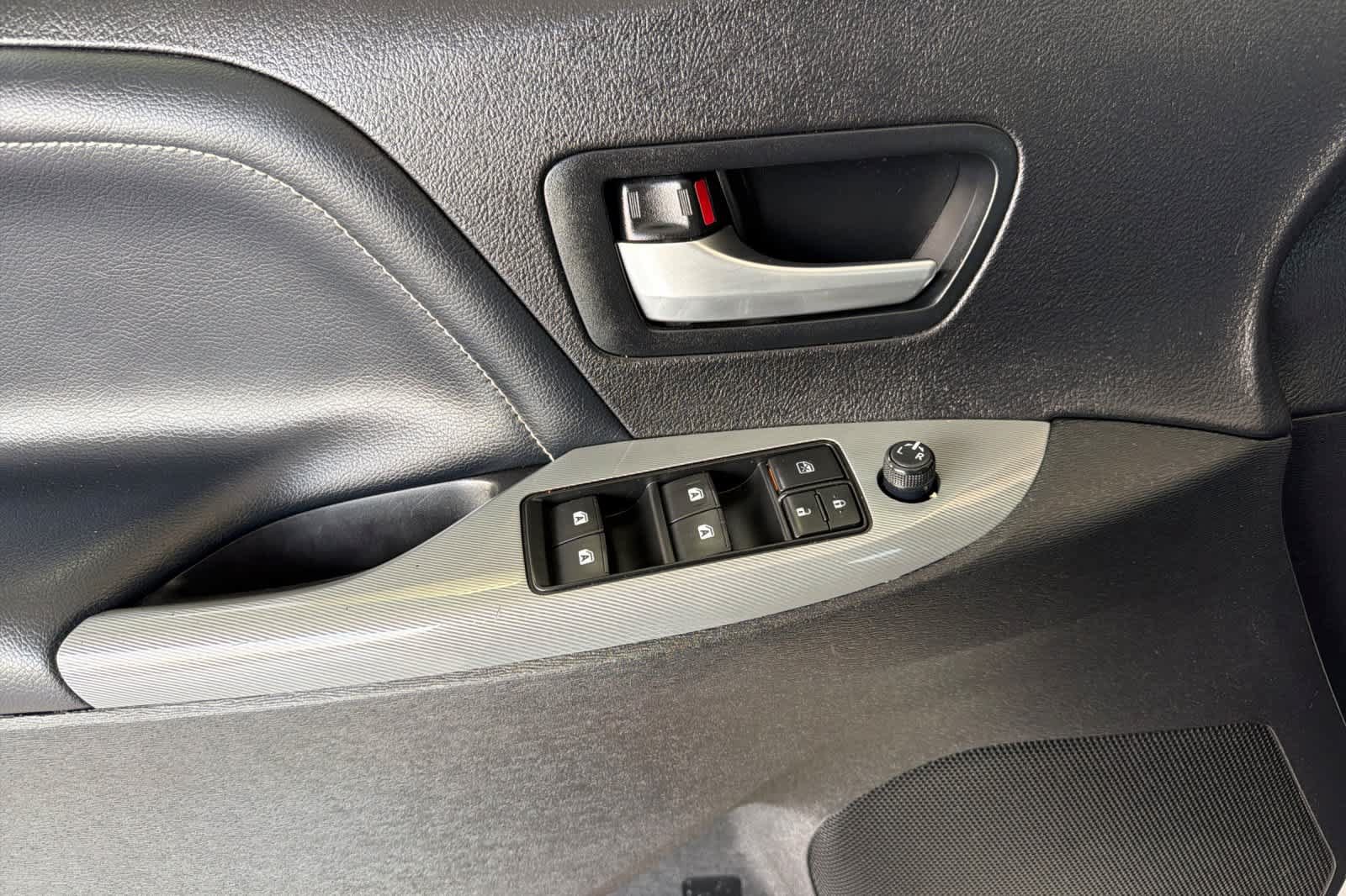 Used 2016 Toyota Sienna SE FWD image 12