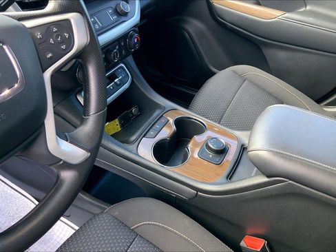 Used 2023 GMC Acadia SLE image 16