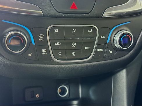 Used 2018 Chevrolet Equinox LT image 17