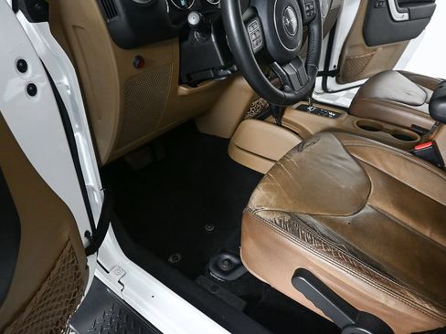 Used 2016 Jeep Wrangler Unlimited Sahara w/ Connectivity Group AWD/4WD image 5