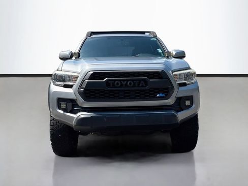 Used 2017 Toyota Tacoma TRD Off-Road w/ Premium & Technology Package AWD/4WD image 2