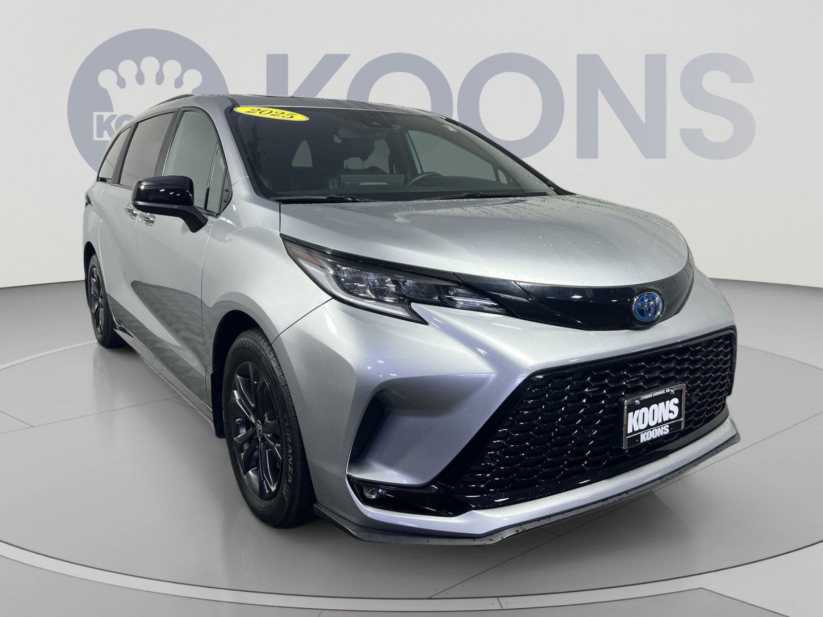Used 2025 Toyota Sienna XSE w/ XSE Plus Package AWD/4WD image 10