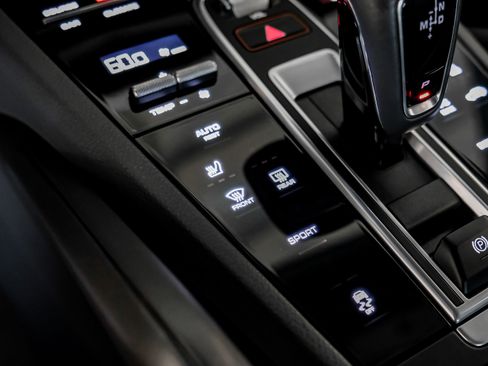 Used 2021 Porsche Cayenne w/ Premium Package image 36