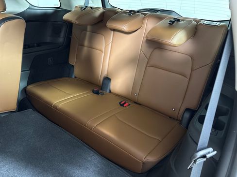 Used 2025 Nissan Pathfinder Platinum w/ Black Appearance Package FWD image 32